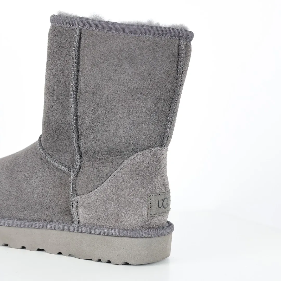 Pick up locally 💰600 Core recommendation Good price Cashmere insoles are a very suitable choice for keeping warm in winter and at home. In the new year, uug launched a series of styles, which are partially geared towards the preferences of young consumers and have also moved to the forefront of fashion trends. Shoe body material Water-repellent coated suede upper 17mm UGGPURE™ implanted wool insole Lightweight non-slip comfortable rubber outsole With brand LOGO Trademark Comes with a full set of packaging Size: 35 36 37 38 39 40